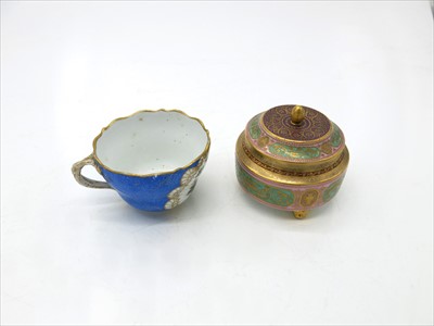 Lot 1461 - A Vienna powder bowl and cover with gilded...