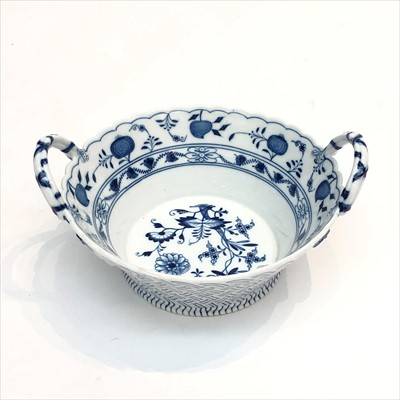 Lot 1468 - A Meissen onion pattern porcelain basket.