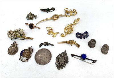 Lot 2411 - A Victorian gold carbuncle brooch other...