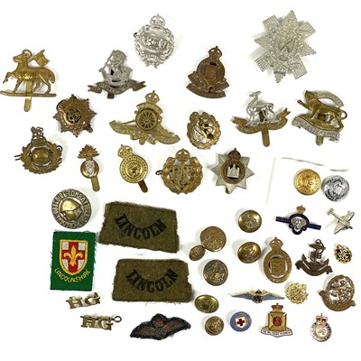 Lot 207 - Military badges, buttons etc.