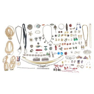 Lot 492 - A box of costume jewellery.