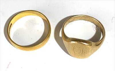 Lot 2481 - A 18 ct gold band 3.3 gm and a gold signet...
