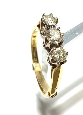 Lot 2524 - An 18ct gold ring set 3 diamonds