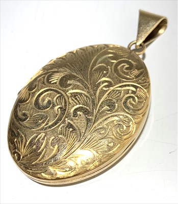Lot 2632 - 9ct gold locket