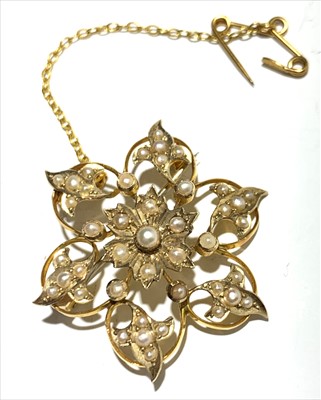 Lot 2636 - Gold pearl set brooch/pendant