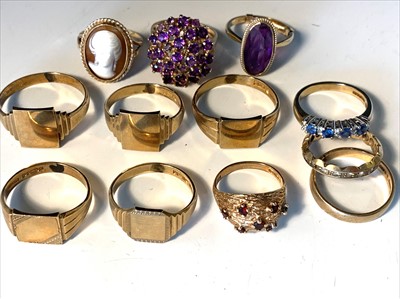 Lot 2657 - Twelve gold rings