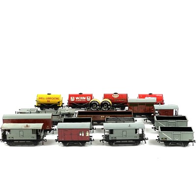Lot 555 - Hornby Dublo Boxed 3rail wagons (x18)