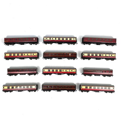 Lot 556 - Hornby Dublo un-boxed 3rail carriages - Maroon and "Blood & Custard" (x12)