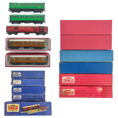 Lot 557 - Hornby Dublo 2 and 3rail carriages and Travelling Post Office