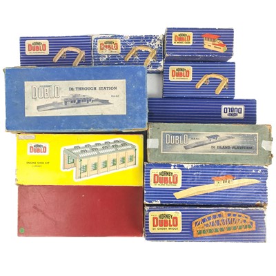 Lot 558 - Hornby Dublo Boxed Railway Stations, Footbridges & Railway Buildings