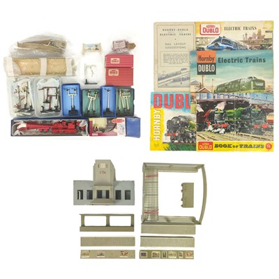 Lot 559 - Hornby Dublo Accessories, TTR station etc in two boxes