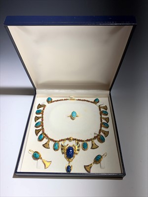 Lot 2534 - An 18ct gold Egyptian style suite, comprising...