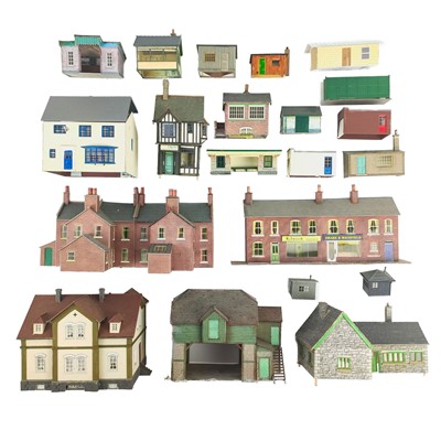 Lot 672 - Model Railway Accessories 00 Gauge including scenery, buildings, trees and model kits