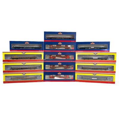 Lot 618 - Bachmann / Oxford rail "00" car transporter / motorail wagons (x17 models)