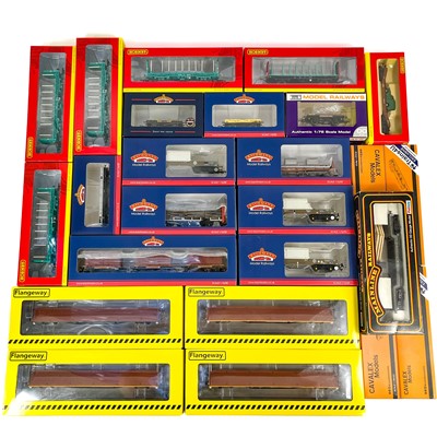 Lot 619B - Bachmann / Hornby / Flangeway / Cavalex /Dapol etc., flat and load carrying wagons (x25 wagons)
