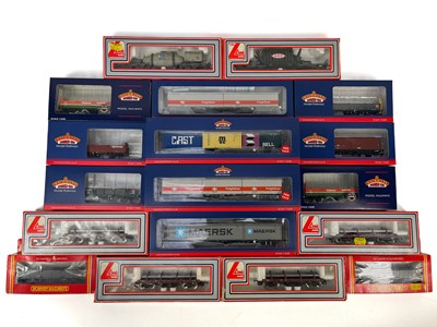 Lot 619K - Bachmann / Hornby / Lima Freightliner / Railfreight and load carrying wagons (x20 wagons)