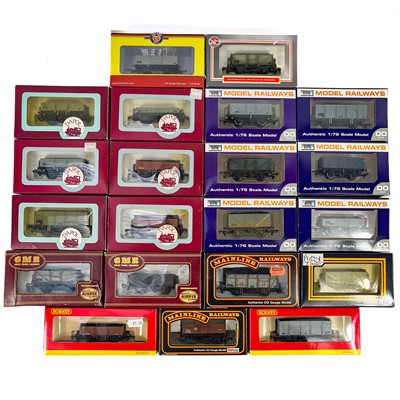 Lot 619Q - Dapol / Airfix / Mainline / Oxford / Hornby "00" 3 to 9 wooden plank open wagons (x21)