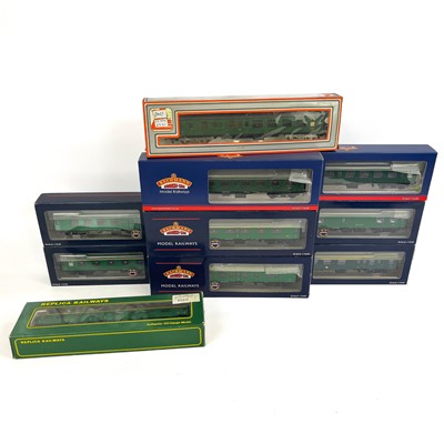 Lot 621F - Bachmann / Replica / Lima "00" BR Southern Region Green MK1 coaches (x10)