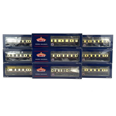 Lot 621G - Bachmann "00" BR western Region Chocolate / Cream MK1 coaches (x9)