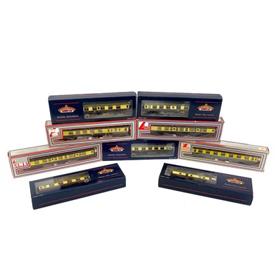 Lot 621H - Bachmann / Lima "00" BR Western Region Chocolate / Cream MK1 Coaches (x9)