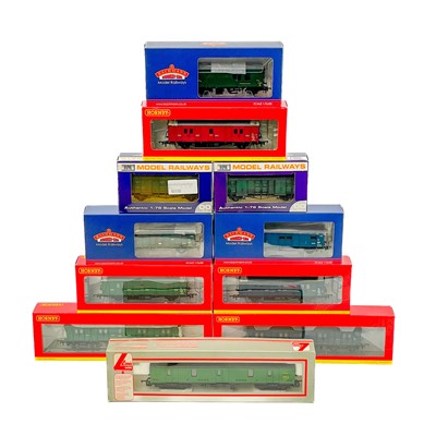 Lot 622 - Hornby / Bachmann "00" BR SR / ex Southern Railway Parcels / Passenger Brake Vans etc (x11)