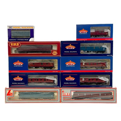 Lot 622C - Bachmann / Lima "00" BR WR / Ex GWR Parcels / Siphon / GUV's (x10)