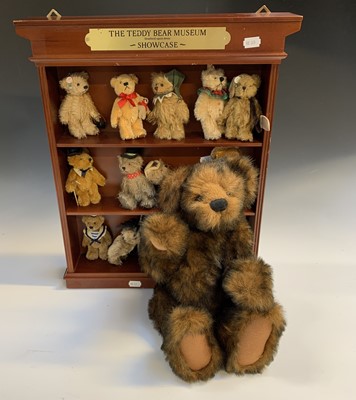 Lot 586 - TEDDY BEARS: An attractive Danbury Mint 'Teddy...