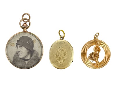 Lot 52 - A modern 14ct gold Hula dancer figural pendant.