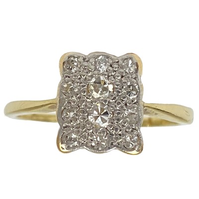 Lot 146 - A diamond pave set panel gold ring.