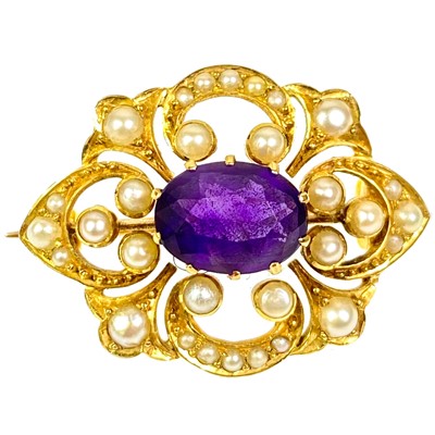 Lot 70 - An attractive 15ct amethyst and split pearl set brooch.