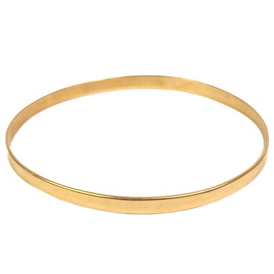 Lot 1 - An 18ct 4mm wide plain bangle.