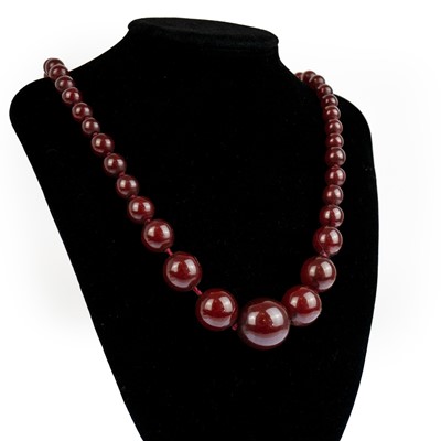 Lot 231 - A cherry amber bakelite necklace.