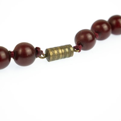 Lot 231 - A cherry amber bakelite necklace.