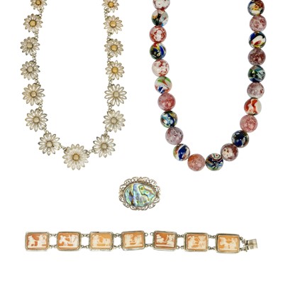 Lot 324 - A selection of silver jewellery.