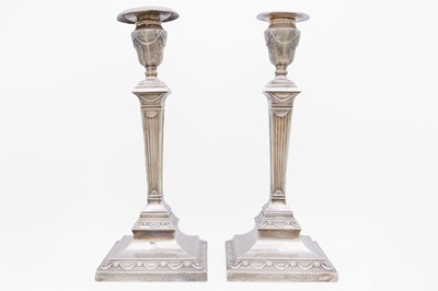 Lot 2 - An Edwardian silver pair of Corinthian column table candlesticks by Hawksworth, Eyre & Co Ltd.