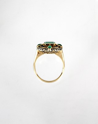 Lot 286 - An attractive 18ct diamond, emerald and sapphire set dress ring.