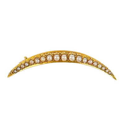 Lot 56 - A 15ct graduated split pearl set crescent brooch.