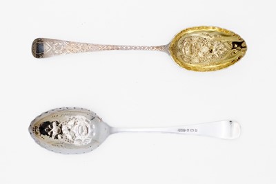 Lot 21 - An Edwardian pair of silver berry spoons by Elkington & Co Ltd.