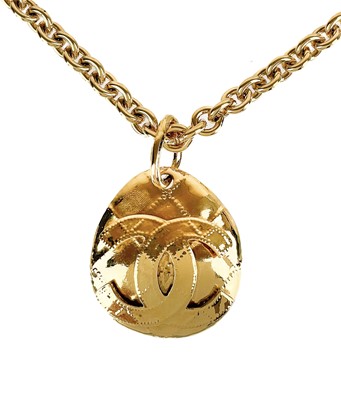 Lot 402 - A Chanel 24ct gold-plated oval quilted CC pendant necklace, circa 1994.