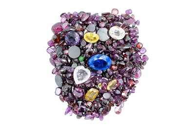 Lot 283 - A large quantity of garnet cut stones.