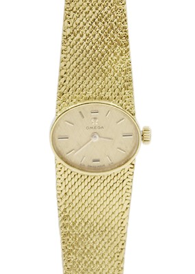 Lot 142 - OMEGA - An 18ct lady's bracelet quartz wristwatch with replacement quartz movement.