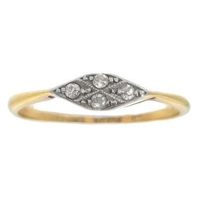 Lot 66 - An 18ct diamond set ring.