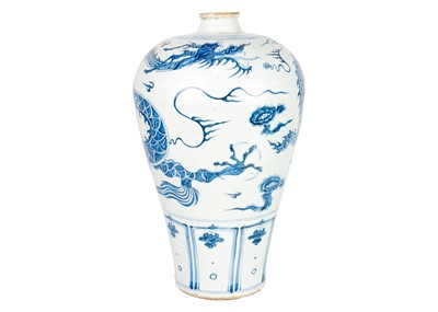 Lot 1053 - A Chinese blue and white porcelain meiping, 20th century