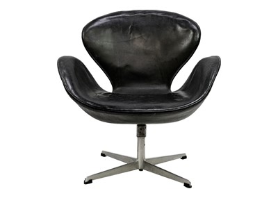 Lot 464 - Arne Jacobsen (1902-1971) Swan chair.