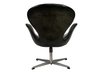 Lot 44 - Arne Jacobsen (1902-1971) Swan chair.