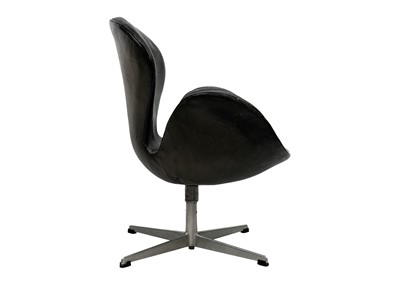 Lot 44 - Arne Jacobsen (1902-1971) Swan chair.