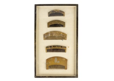 Lot 1033 - A collection of five Japanese gold lacquer combs, Meiji period.