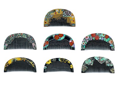 Lot 1015 - A Japanese black lacquered and mother-of-pearl comb, early 20th century.