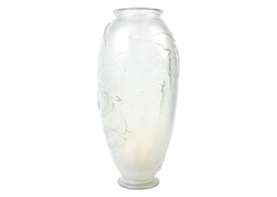 Lot 41 - A 1930s Sabino opalescent glass vase.