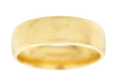 Lot 27 - A heavy 18ct gentleman's band ring.